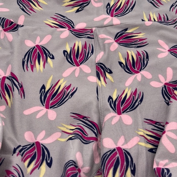 Lularoe leggings with water lilies, one size - Picture 2 of 4